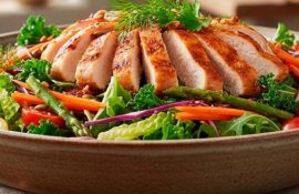 Хрустящий салат с курицей и овощами: простой рецепт на каждый день