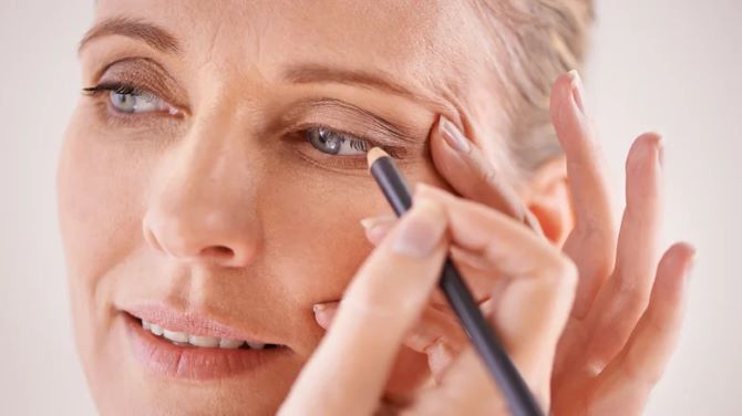 Як правильно наносити стрілки після 40: поради для макіяжу зрілих очей 2