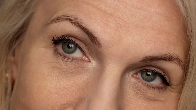 Як правильно наносити стрілки після 40: поради для макіяжу зрілих очей 1