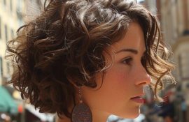 5 коротких стрижек для волнистых волос на весну 2026 года