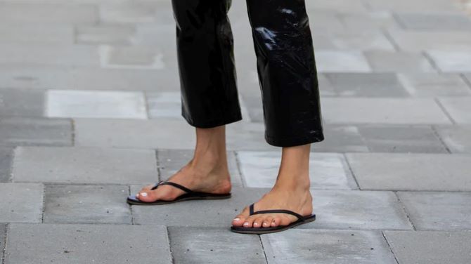 7 устаревших трендов летней обуви в 2026 году: от чего стоит отказаться 3