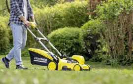 Садовый инвентарь для ухода за участком: газонокосилка Керхер и садовый насос Karcher