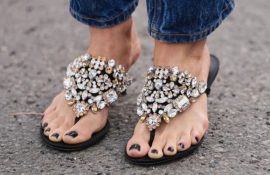 7 устаревших трендов летней обуви в 2026 году: от чего стоит отказаться