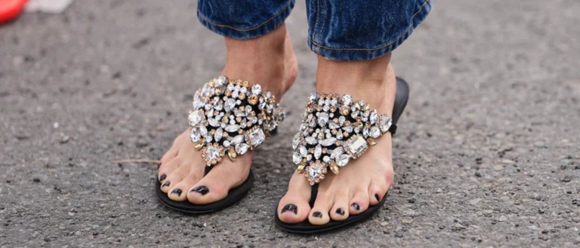 7 устаревших трендов летней обуви в 2026 году: от чего стоит отказаться