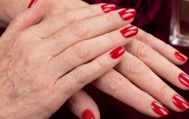 Цвета лака для зрелых женщин: какие оттенки смотрятся элегантно и освежают руки