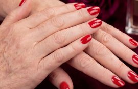 Цвета лака для зрелых женщин: какие оттенки смотрятся элегантно и освежают руки