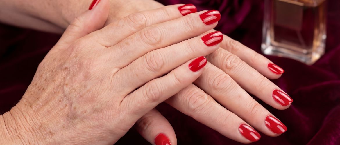 Цвета лака для зрелых женщин: какие оттенки смотрятся элегантно и освежают руки