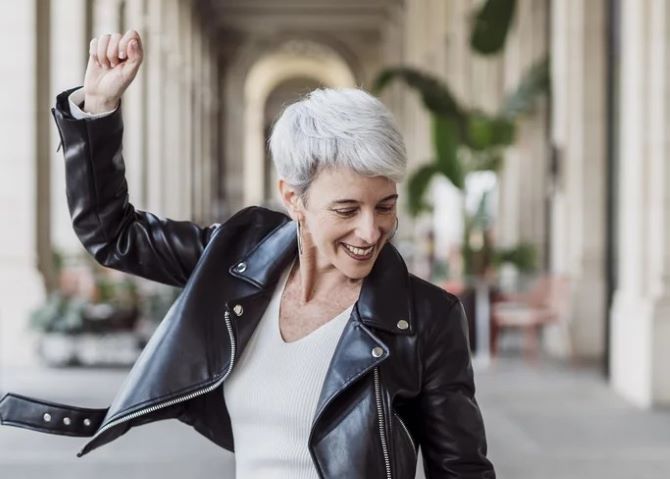 Прически для седых волос: самые красивые и стильные идеи 2