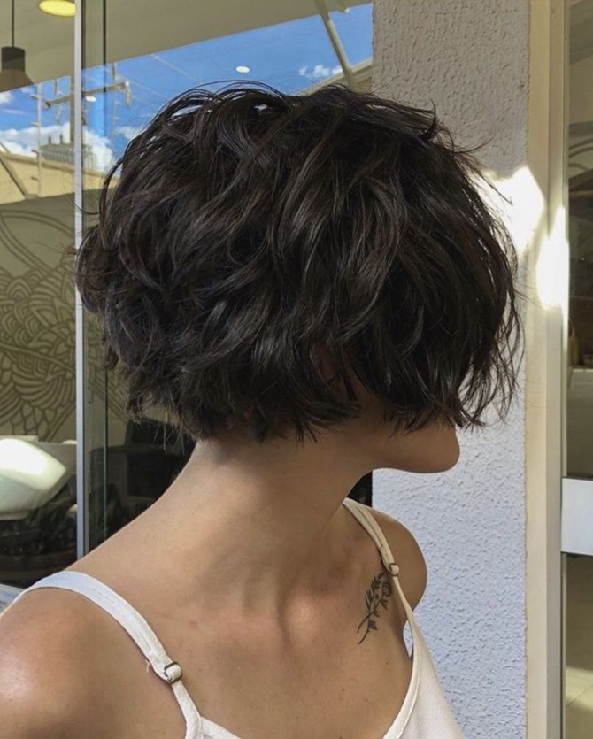 5 коротких стрижек для волнистых волос на весну 2026 года 5