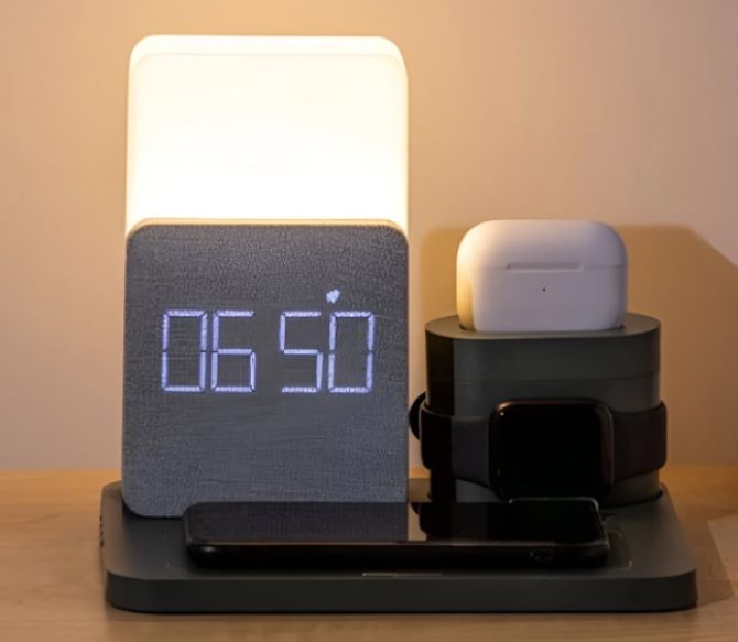 Годинник з бездротовою зарядкою для телефона годинника і навушників