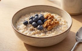 Как сделать овсянку полезнее: 7 продуктов для здорового завтрака