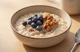 Как сделать овсянку полезнее: 8 продуктов для здорового завтрака