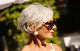 Как сохранить седые волосы красивыми: советы по уходу в жаркие дни