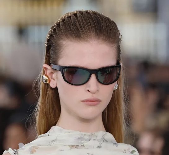 How to Stylishly Wear a Zigzag Headband in Different Looks