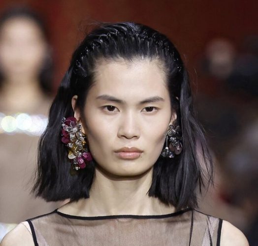 How to Stylishly Wear a Zigzag Headband in Different Looks